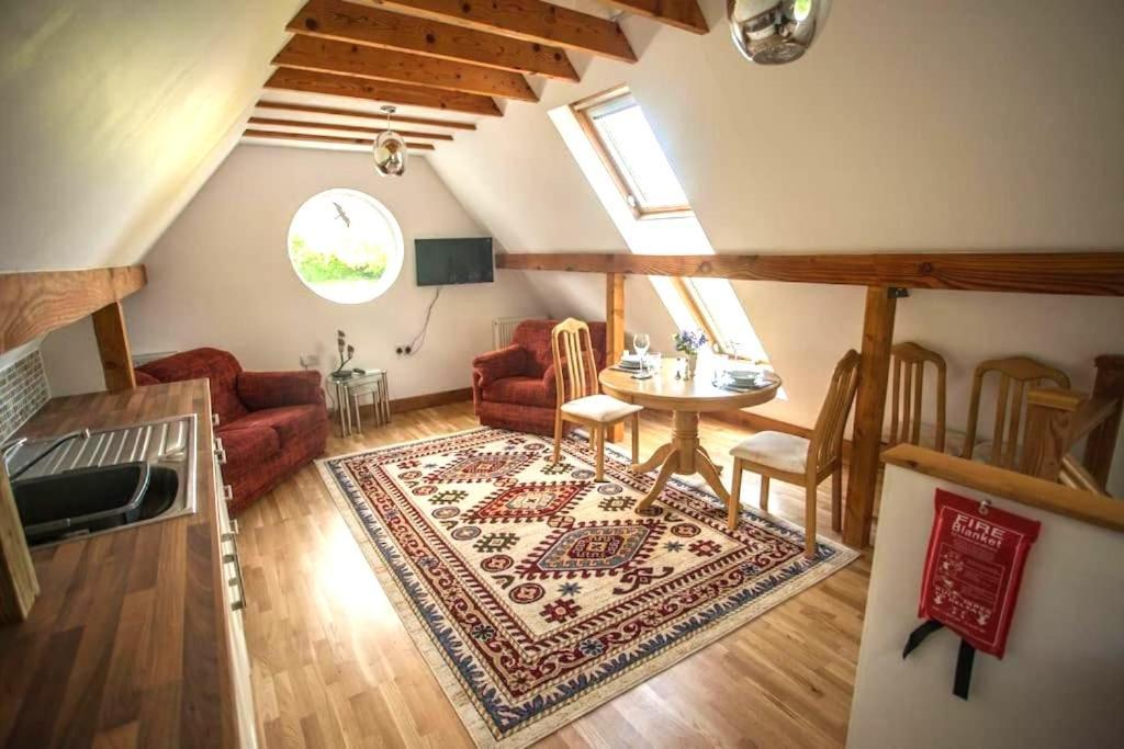 Topsy-turvy, Gardeners Cottage, Clungunford, Ludlow, Shropshire Sy70pn * Broome (Shropshire)